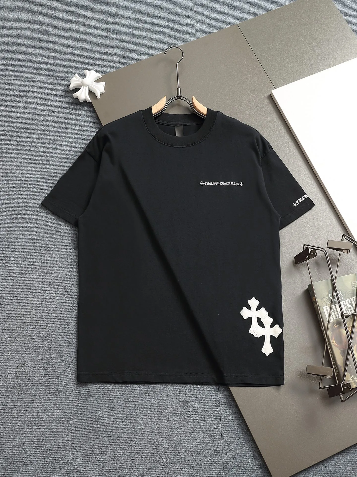 🅿️220 Chrome hearts ch Chrome hearts cross leather short-sleeved T-shirts. Large version. Loose and stylish. The difference is the low version, the slim version, the upper body and the crotch. 100% commitment: top quality, not fast food. The highest version on the market. Top quality, 320 grams. 26 custom-dyed double yarn cotton, same style for men and women, complete with three standards. Color: black, purple, khaki, brown Size: XS-L Size chart: